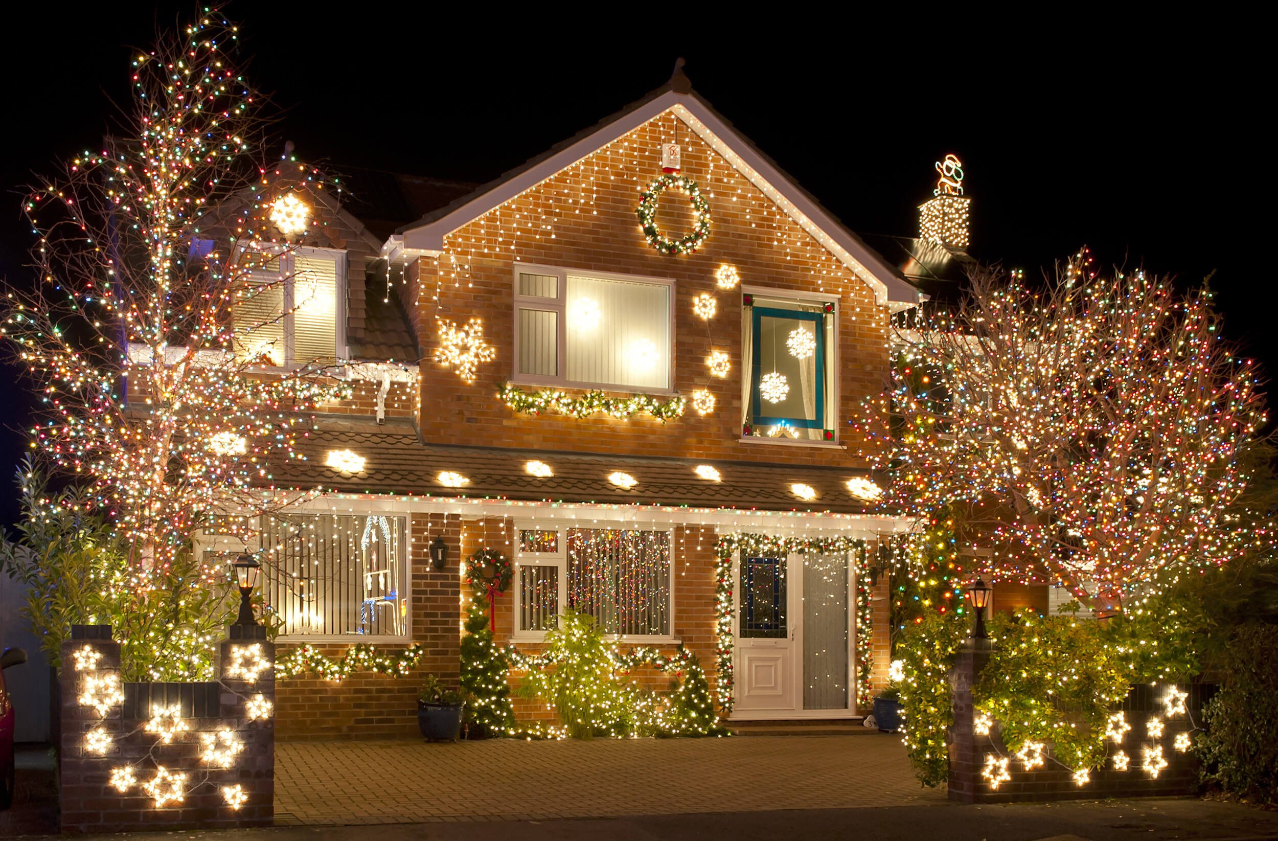 Brick Home Decorated For Christmas Window World Hero