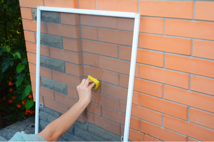 Cleaning a window screen